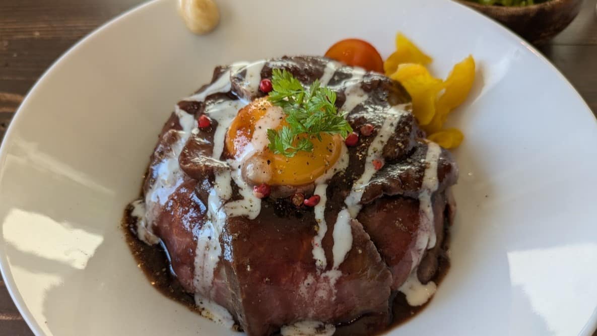 「meat & bar Tab.」のランチ『日替わりお肉料理・特製ハンバーグランチ』など（元城町）