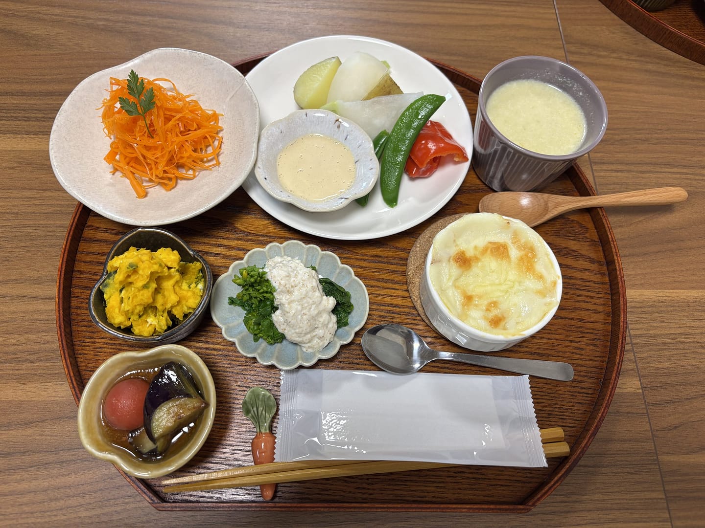 「ごはんとカフェ いろどり食堂」の『<要予約>土鍋で炊いたご飯と野菜のプレート+豚汁付きランチ2200円(税込)』（元城町）