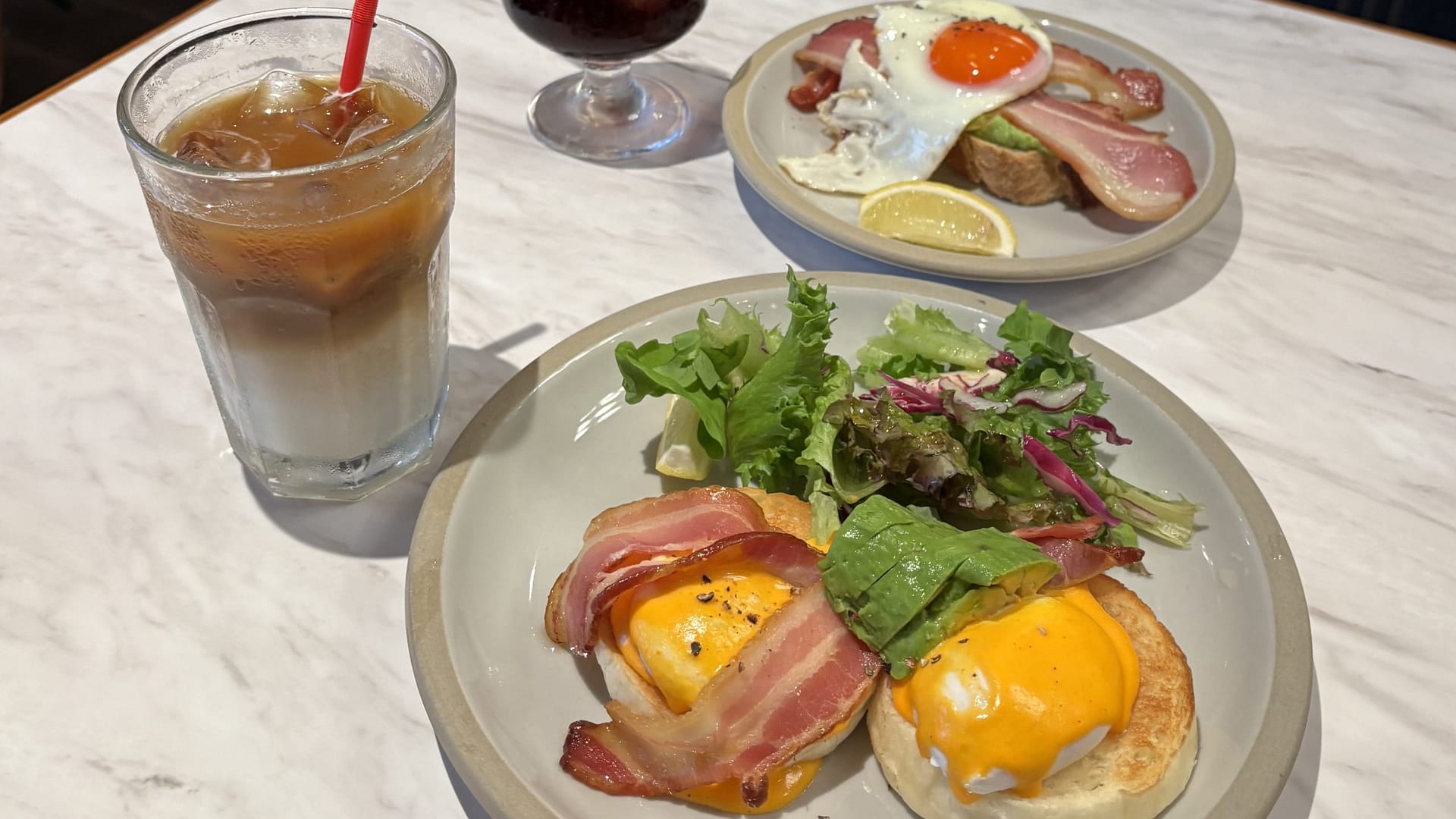 「THE CAFÉ IRINO」の『エッグベネディクト』『スマッシュアボカドトースト』（入野町）