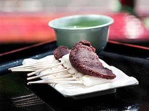 袋井名物・法多山の厄除けだんご！功徳日限定の茶だんごは2/28販売予定！