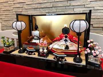 雛人形を後ろ向きに？