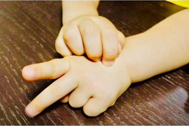 家族みんなでやってみよう！こどもの手遊び歌3選【2歳児～3歳児向け編】