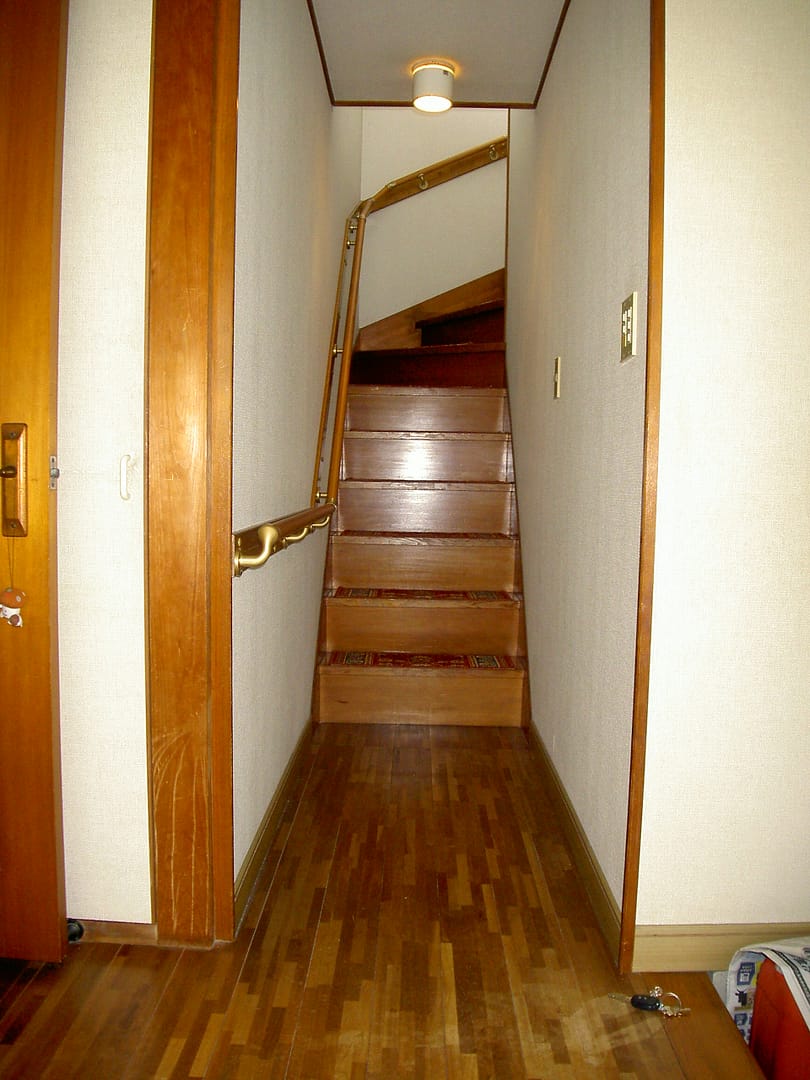 階段に手摺りって発想、みなさんにはありますか？？