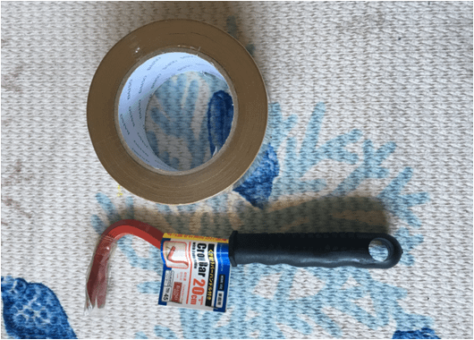 バールとガムテープ